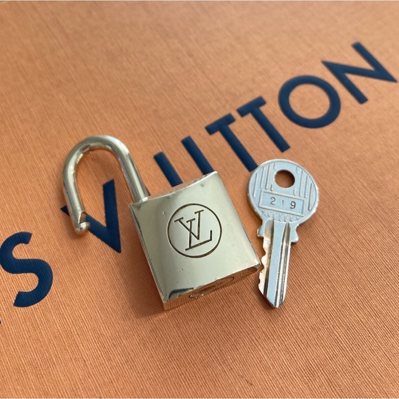 LV #219 Vintage Padlock & Key Set 200 Series - Picture 5 of 6